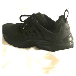 Black Womens Nike Tennis Shoe